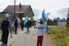 На автокроссе в Ирбите Игорь Торощин раздавал всем желающим школьные принадлежности и другие сувениры