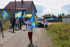 На автокроссе в Ирбите Игорь Торощин раздавал всем желающим школьные принадлежности и другие сувениры