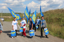 На автокроссе в Ирбите Игорь Торощин раздавал всем желающим школьные принадлежности и другие сувениры