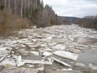 На реках Среднего Урала взрывают лед