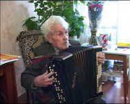 И в 92 года играет на баяне…