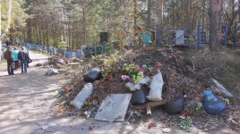 Кладбище в Ирбите завалено мусором (ВИДЕО)