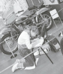 На фоне мотоциклов!..