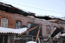 В Ирбите вновь ЧП – обрушилась часть крыши здания бывшей детской поликлиники (ул. Революции, 25а)