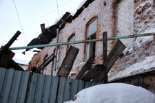 В Ирбите вновь ЧП – обрушилась часть крыши здания бывшей детской поликлиники (ул. Революции, 25а)