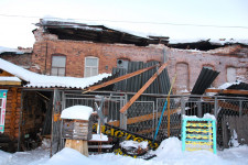 В Ирбите вновь ЧП – обрушилась часть крыши здания бывшей детской поликлиники (ул. Революции, 25а)