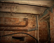 Дом разрушается…