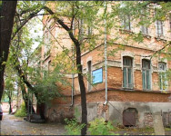 Дом разрушается…