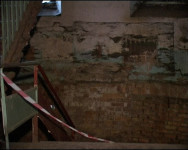 Дом разрушается…