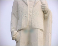 В Ирбите на площади имени Ленина был совершен акт вандализма в отношении памятника Владимиру Ленину