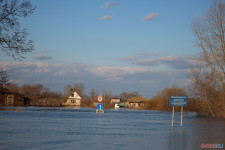 Спасатели патрулируют подтопленную территорию. Фоторепортаж