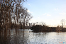 Спасатели патрулируют подтопленную территорию. Фоторепортаж