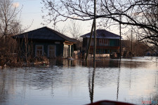 Спасатели патрулируют подтопленную территорию. Фоторепортаж