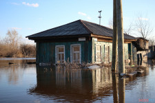 Спасатели патрулируют подтопленную территорию. Фоторепортаж