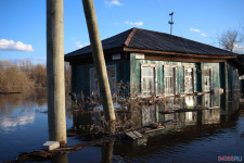 Спасатели патрулируют подтопленную территорию. Фоторепортаж