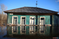 Спасатели патрулируют подтопленную территорию. Фоторепортаж