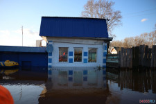 Спасатели патрулируют подтопленную территорию. Фоторепортаж