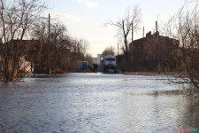 Спасатели патрулируют подтопленную территорию. Фоторепортаж