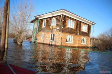 Спасатели патрулируют подтопленную территорию. Фоторепортаж