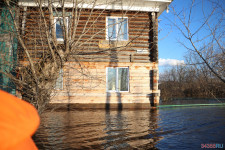 Спасатели патрулируют подтопленную территорию. Фоторепортаж