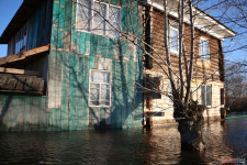 Спасатели патрулируют подтопленную территорию. Фоторепортаж