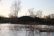 Спасатели патрулируют подтопленную территорию. Фоторепортаж