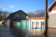 Спасатели патрулируют подтопленную территорию. Фоторепортаж