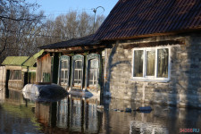 Спасатели патрулируют подтопленную территорию. Фоторепортаж