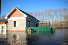 Спасатели патрулируют подтопленную территорию. Фоторепортаж