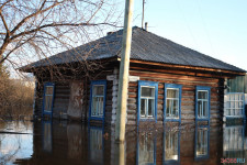 Спасатели патрулируют подтопленную территорию. Фоторепортаж