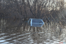 Спасатели патрулируют подтопленную территорию. Фоторепортаж