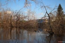 Спасатели патрулируют подтопленную территорию. Фоторепортаж