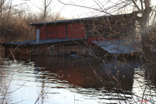 Спасатели патрулируют подтопленную территорию. Фоторепортаж