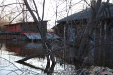 Спасатели патрулируют подтопленную территорию. Фоторепортаж