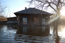 Спасатели патрулируют подтопленную территорию. Фоторепортаж