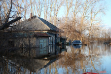 Спасатели патрулируют подтопленную территорию. Фоторепортаж