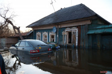 Спасатели патрулируют подтопленную территорию. Фоторепортаж