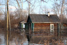 Спасатели патрулируют подтопленную территорию. Фоторепортаж