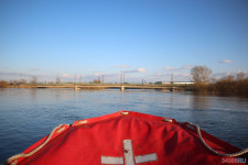 Спасатели патрулируют подтопленную территорию. Фоторепортаж