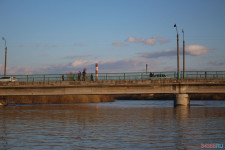 Спасатели патрулируют подтопленную территорию. Фоторепортаж