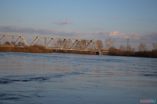 Спасатели патрулируют подтопленную территорию. Фоторепортаж