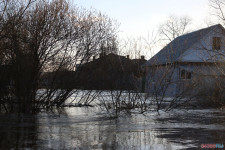 Спасатели патрулируют подтопленную территорию. Фоторепортаж