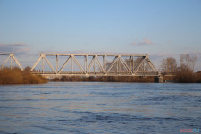 Спасатели патрулируют подтопленную территорию. Фоторепортаж