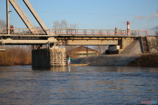 Спасатели патрулируют подтопленную территорию. Фоторепортаж