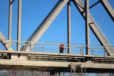 Спасатели патрулируют подтопленную территорию. Фоторепортаж