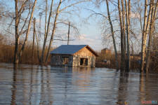 Спасатели патрулируют подтопленную территорию. Фоторепортаж