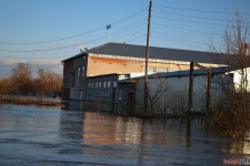 Спасатели патрулируют подтопленную территорию. Фоторепортаж
