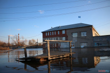 Спасатели патрулируют подтопленную территорию. Фоторепортаж