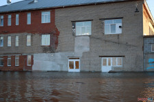 Спасатели патрулируют подтопленную территорию. Фоторепортаж