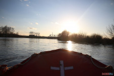 Спасатели патрулируют подтопленную территорию. Фоторепортаж